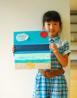 とてもお行儀の良い8歳の女の子の作品「キラキラ島の楽しい海」が完成！