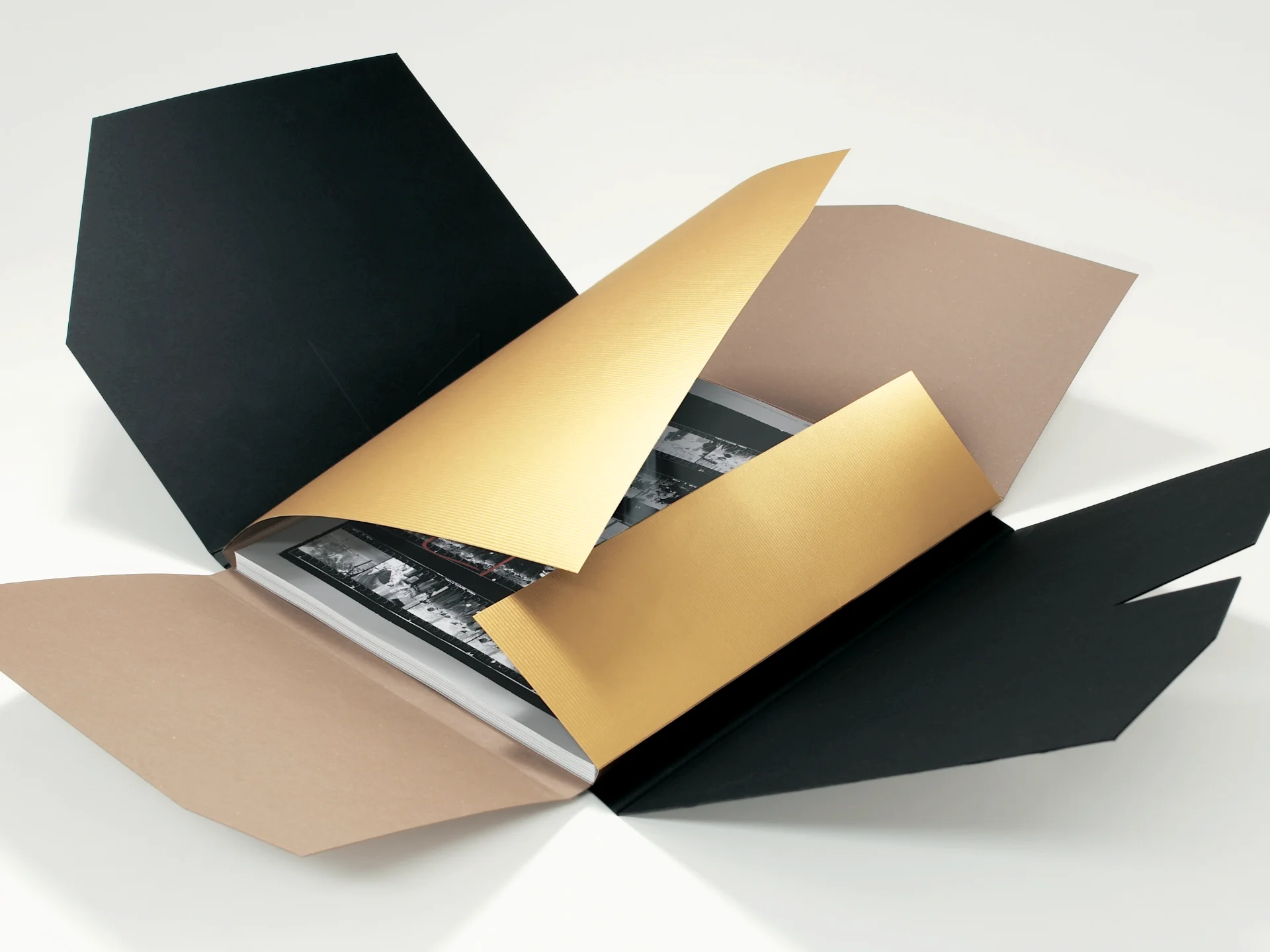 光を封じ込めた<br>写真集のデザイン