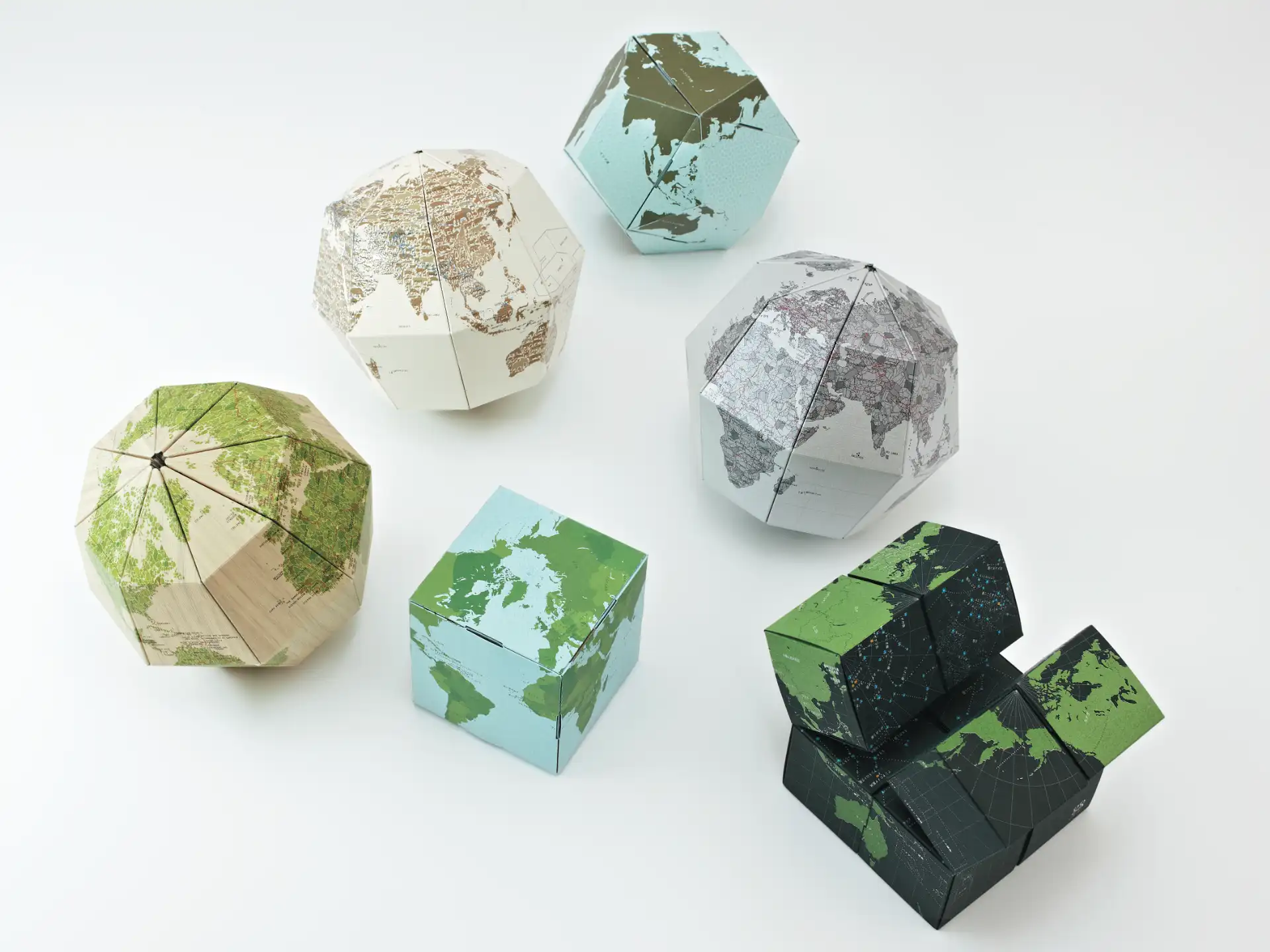 情報と趣向が盛りだくさん<br>紙の地球儀
