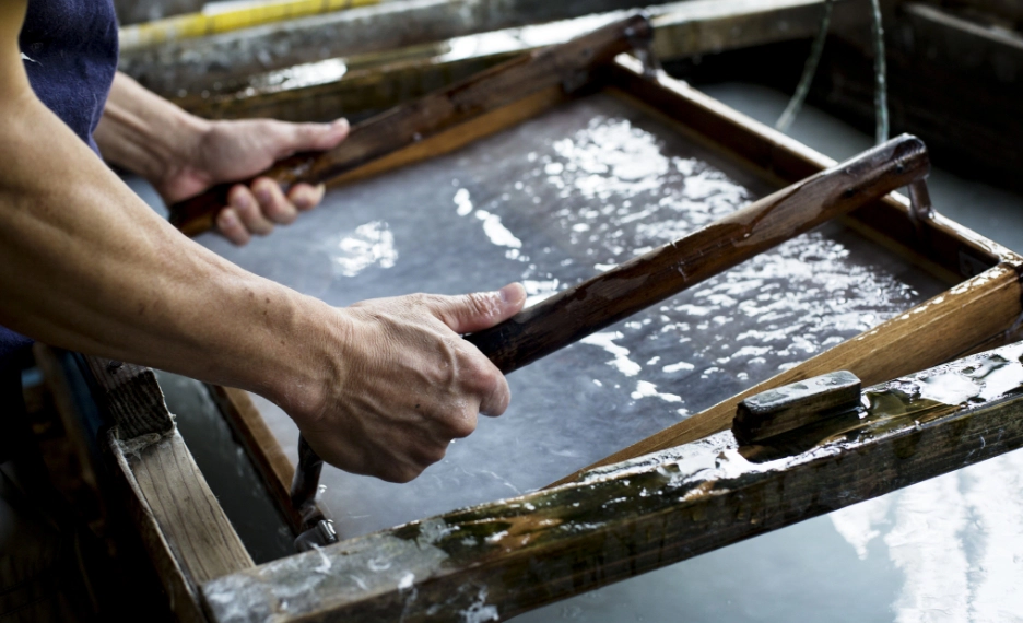 和紙の流し梳きの様子