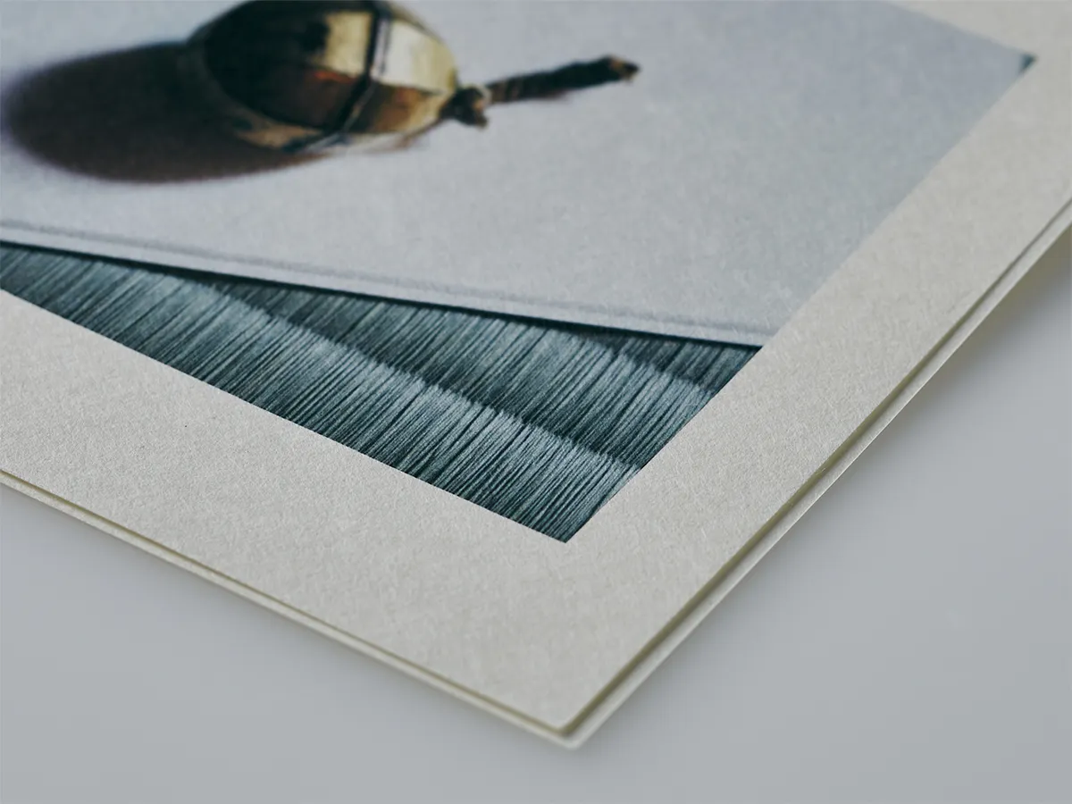 国の重要無形文化財保持者である九代目岩野市兵衛氏が漉いた越前生漉奉書に、上田義彦氏の写真を印刷した付属の特別プリント。