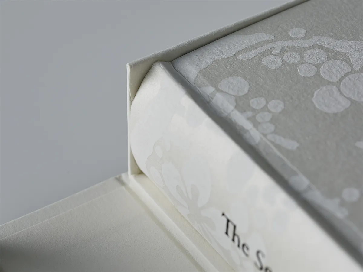 唐紙に英文を添えることで、古典の持つ日本の品格ある美しさを現代に通ずるかたちで引き出した。