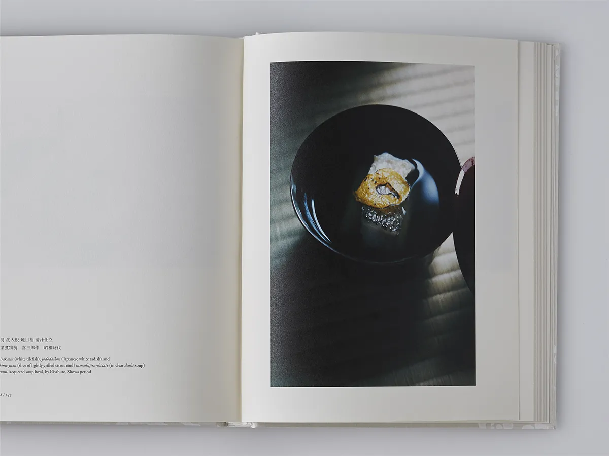 谷崎潤一郎『陰影礼賛』を彷彿とさせる光と陰。料理写真の定型を取り去り上田氏の美意識を通して撮影。