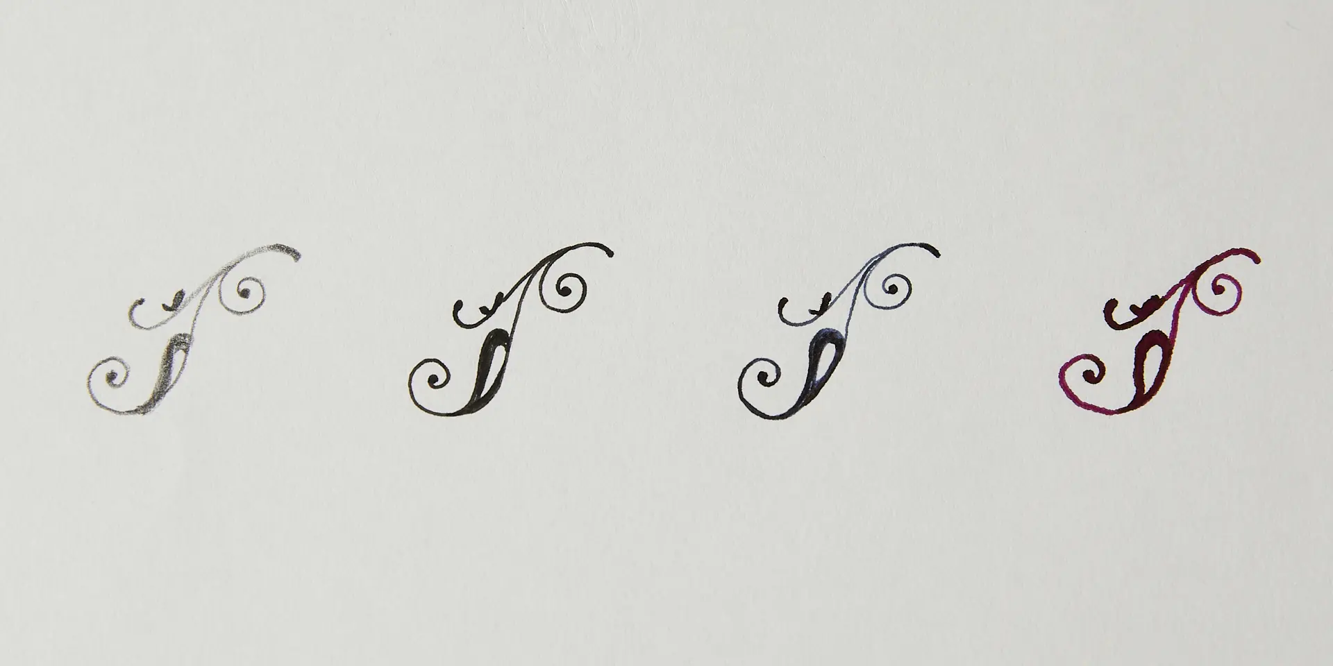 左から鉛筆・水性ペン・万年筆・ガラスペン