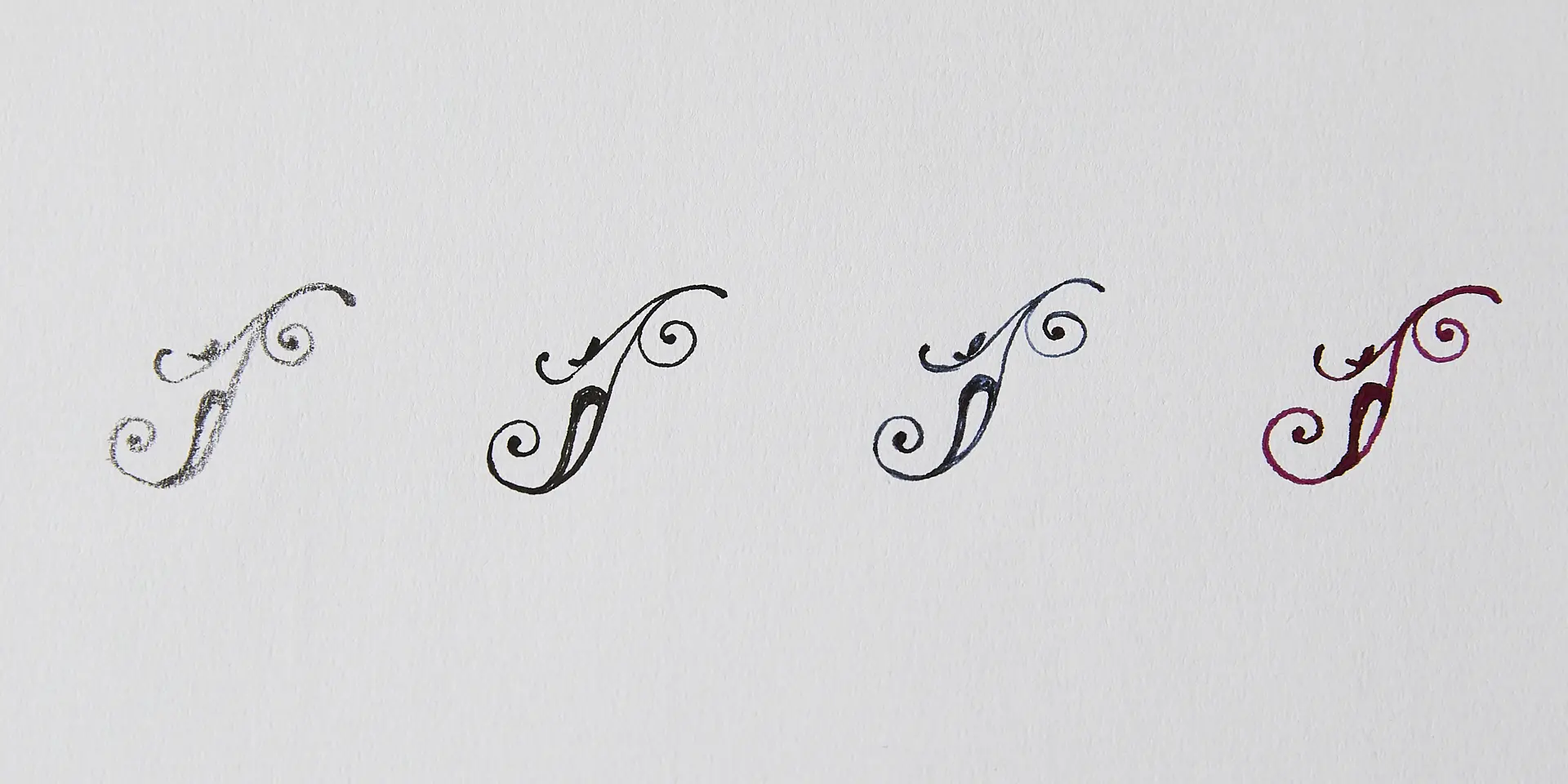 左から鉛筆・水性ペン・万年筆・ガラスペン